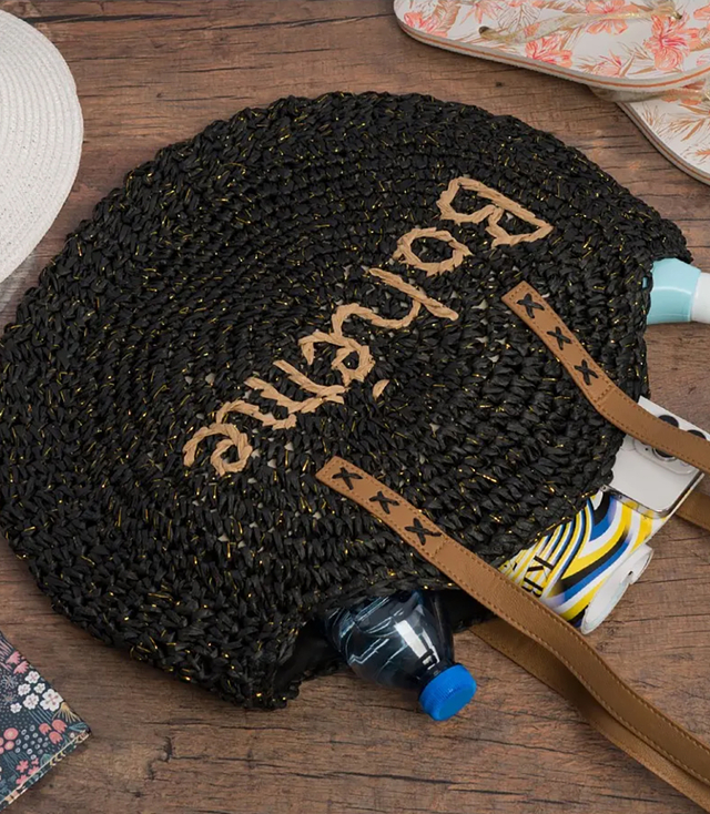 Kulatá pletená boho kabelka s nápisem "Bohème"