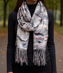 Dámská šála se střapci s geometrickým motivem