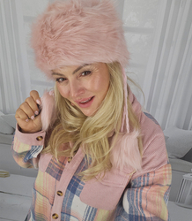 Chlupatá zimní čepice s bambulkami na šňůrkách