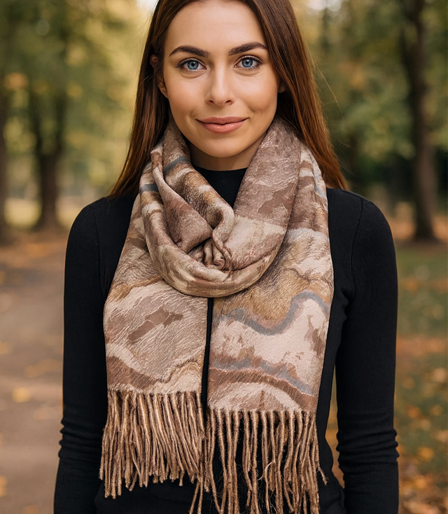 Dámská šála se střapci s geometrickým motivem