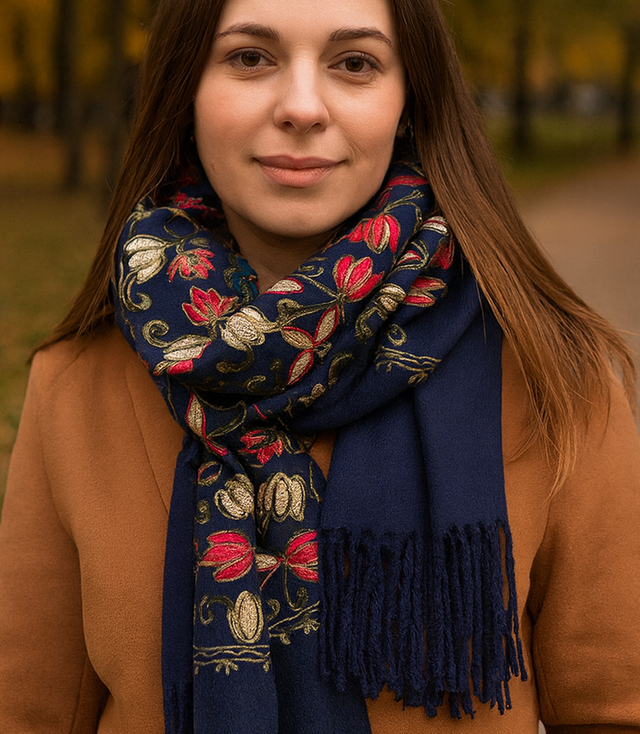 Dámský šátek s vyšívaným vzorem a střapci