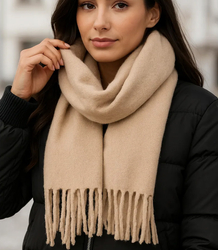 Elegantní šátek s třásněmi v jedné barvě