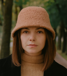 Dámský klobouk z měkké plyšové látky