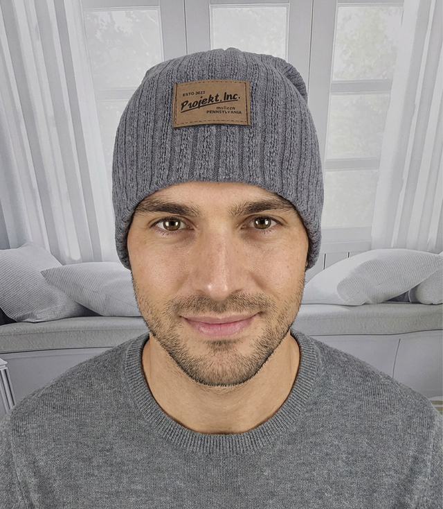 Pletená čepice s nášivkou - styl a pohodlí