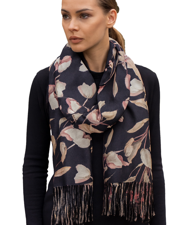 Dámská šála s malými střapci s květinovým motivem