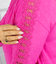 Pletené šaty s prolamovanými rukávy a kapsami