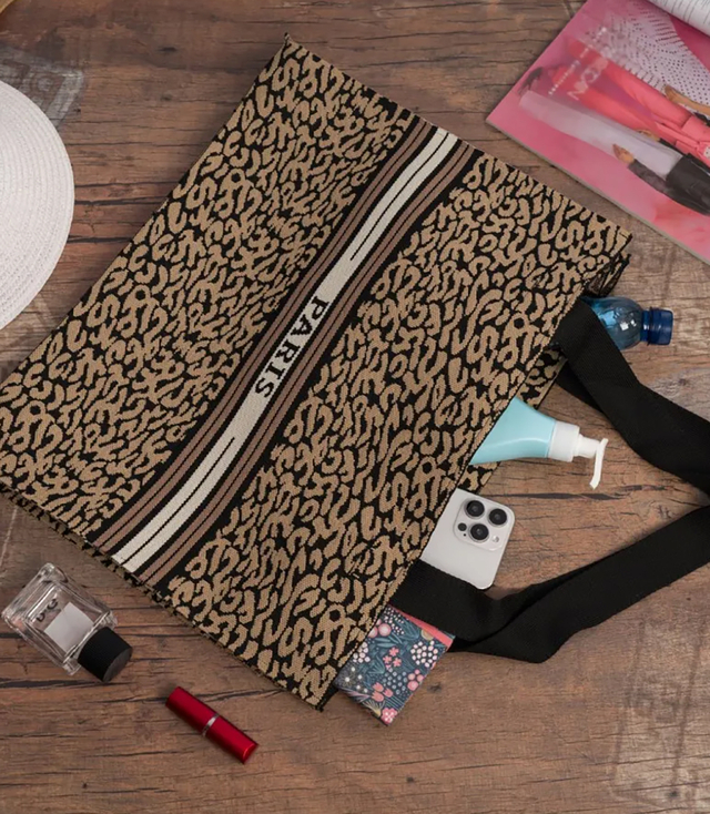 Stylová nákupní taška s leopardím potiskem a nápisem PARIS