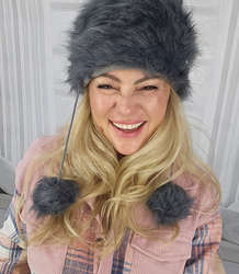 Chlupatá zimní čepice s bambulkami na šňůrkách