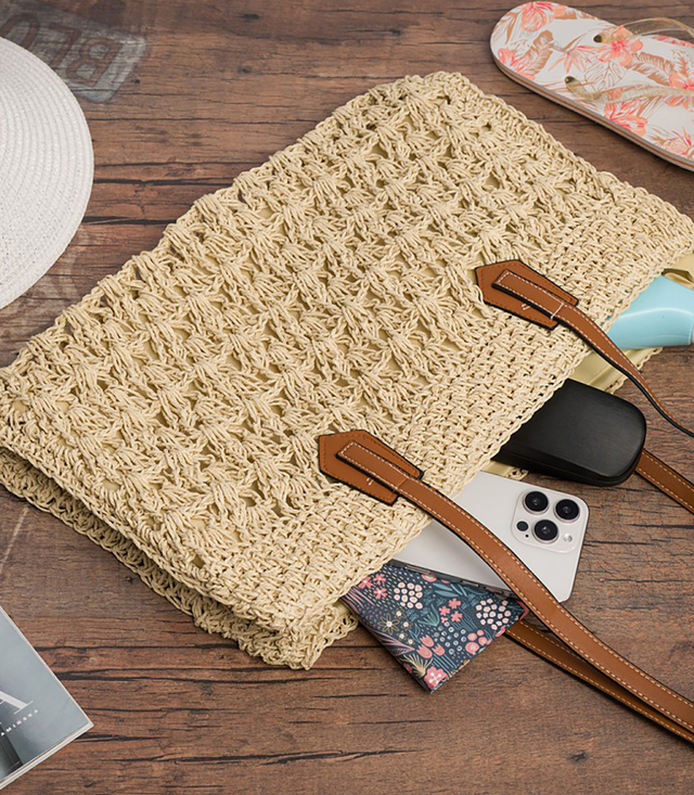 Ažurová taška z rafie s elegantními uchy v letním boho stylu