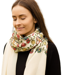 Dámský šátek s vyšívaným vzorem a střapci