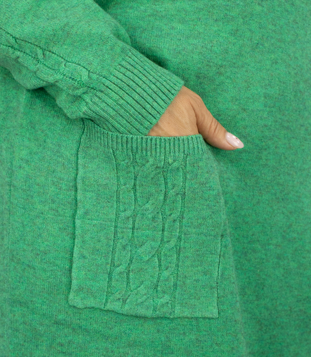 Pletené šaty s prolamovanými rukávy a kapsami