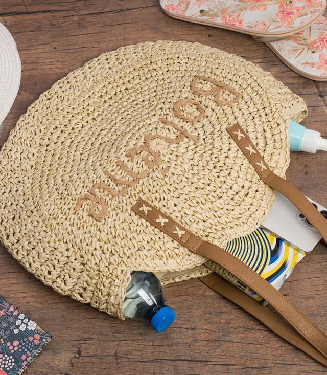 Kulatá pletená boho kabelka s nápisem "Bohème"