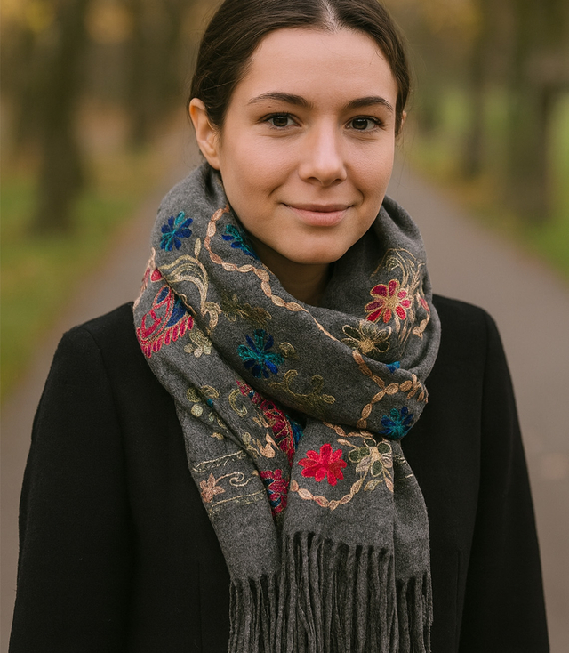 Dámský šátek s květinovým ornamentem stylový