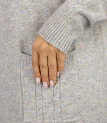 Pletené šaty s prolamovanými rukávy a kapsami