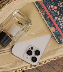 Pletená boho kabelka se střapci a nápisem PARIS MILANO