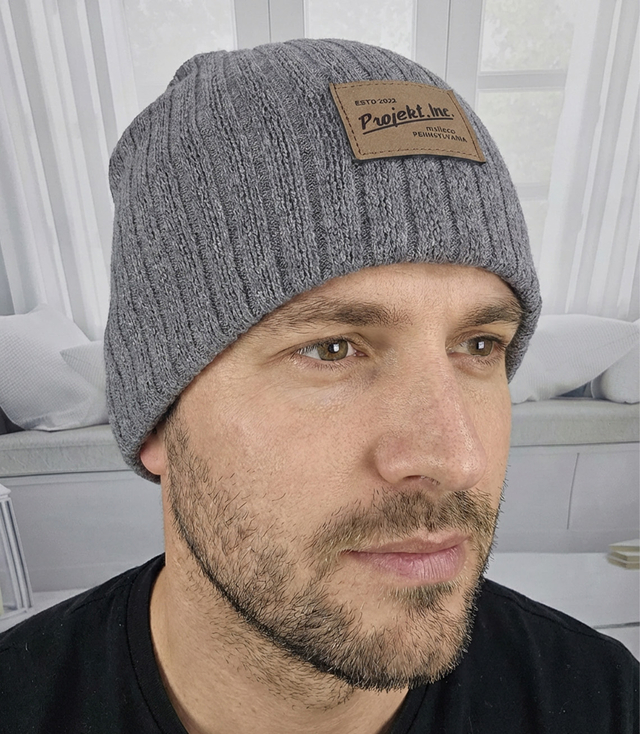 Pletená čepice s nášivkou - styl a pohodlí