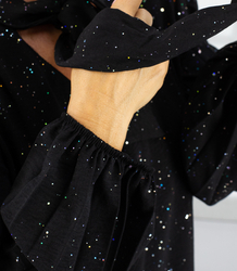 Elegantní třpytivé šaty s okouzlujícími kravatami