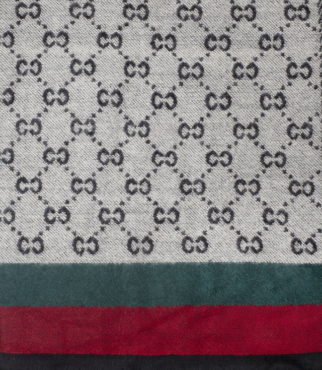 Oboustranná šála s elegantním vzorem