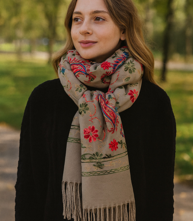 Dámský šátek s květinovým ornamentem stylový
