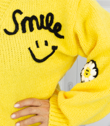 Módní svetr se záplatami na knoflíky