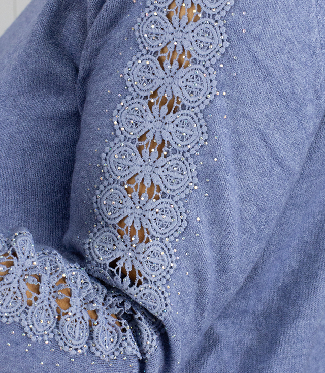 Pletené šaty s prolamovanými rukávy a kapsami