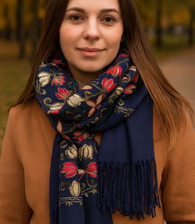 Dámský šátek s vyšívaným vzorem a střapci