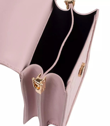 Malá sáčková kabelka s klopou s prošívanou přední stranou