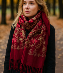Dámský folklórní šátek s květinovým motivem a střapci
