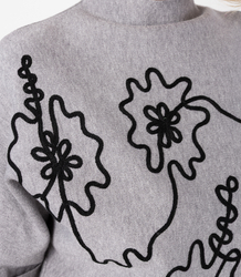 Elegantní netopýří svetr s polovičním rolákem a vyšívanými květy ABSTRACT BLOOM