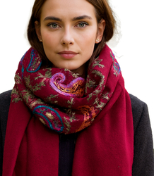 Dámský šátek s vyšívaným vzorem a střapci