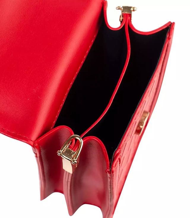 Malá sáčková kabelka s klopou s prošívanou přední stranou