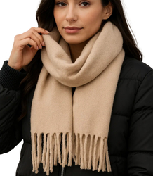 Elegantní šátek s třásněmi v jedné barvě