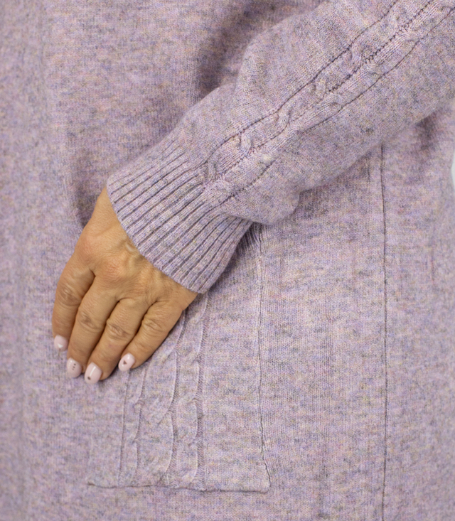 Pletené šaty s prolamovanými rukávy a kapsami