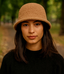 Dámský klobouk z měkké plyšové látky