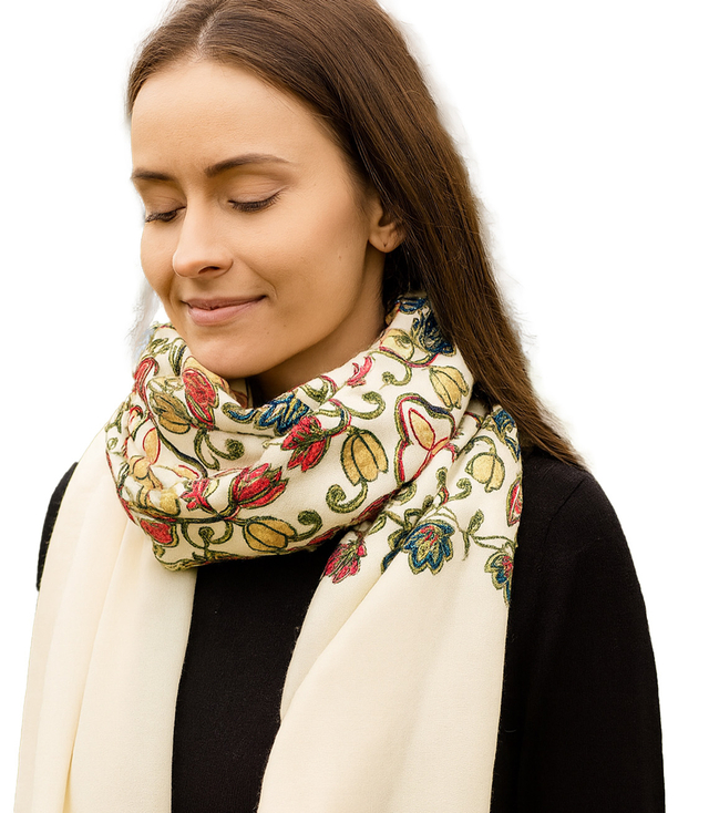 Dámský šátek s vyšívaným vzorem a střapci