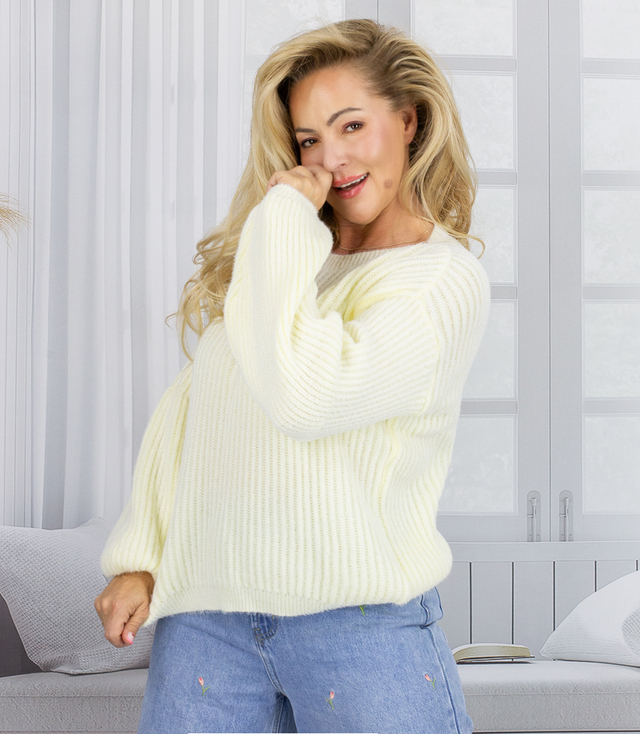 Pruhovaný svetr z měkké nadýchané látky s rukávy