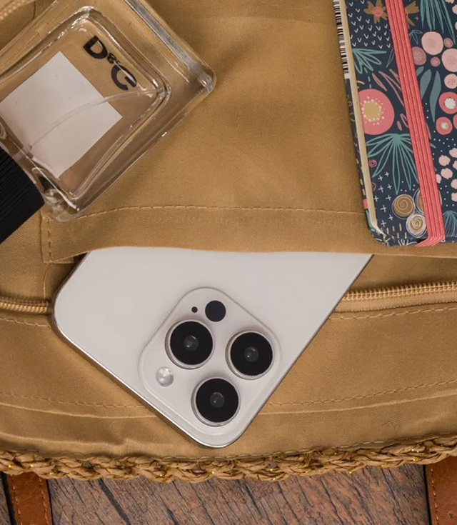 Pletená boho kabelka se střapci a nápisem PARIS MILANO