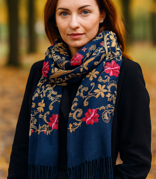 Dámský folklórní šátek s květinovým motivem a střapci