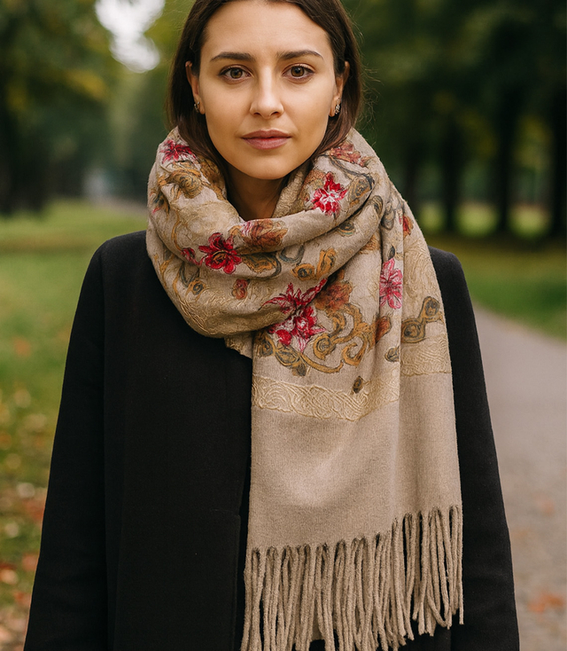 Dámský folklórní šátek s květinovým motivem a střapci
