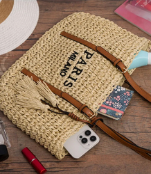 Pletená boho kabelka se střapci a nápisem PARIS MILANO