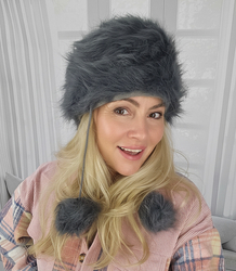 Chlupatá zimní čepice s bambulkami na šňůrkách