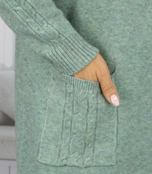 Pletené šaty s prolamovanými rukávy a kapsami