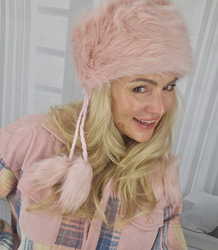 Chlupatá zimní čepice s bambulkami na šňůrkách