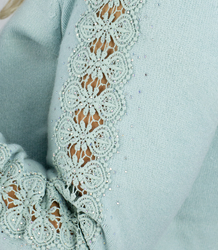 Pletené šaty s prolamovanými rukávy a kapsami