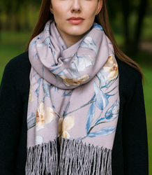 Dámská šála s malými střapci s květinovým motivem