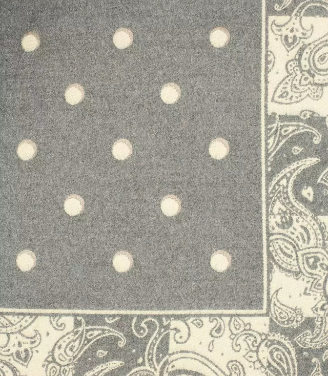 Teplá šála s hráškovými tečkami