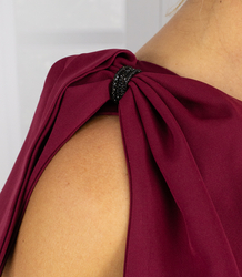 Elegantní dlouhé šaty s rozparkem a zdobenými boky