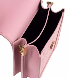 Malá sáčková kabelka s klopou s prošívanou přední stranou