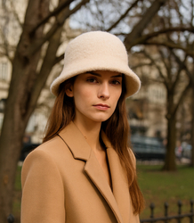 Dámský klobouk z měkké plyšové látky