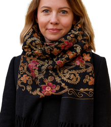 Dámský folklórní šátek s květinovým motivem a střapci